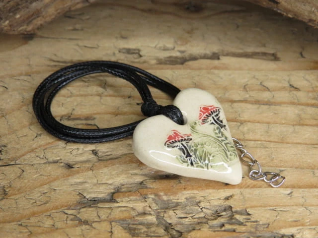 Ceramiczny wisior z muchomorkami – leśny talizman