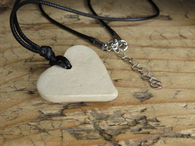 Ceramiczny wisior z muchomorkami – leśny talizman