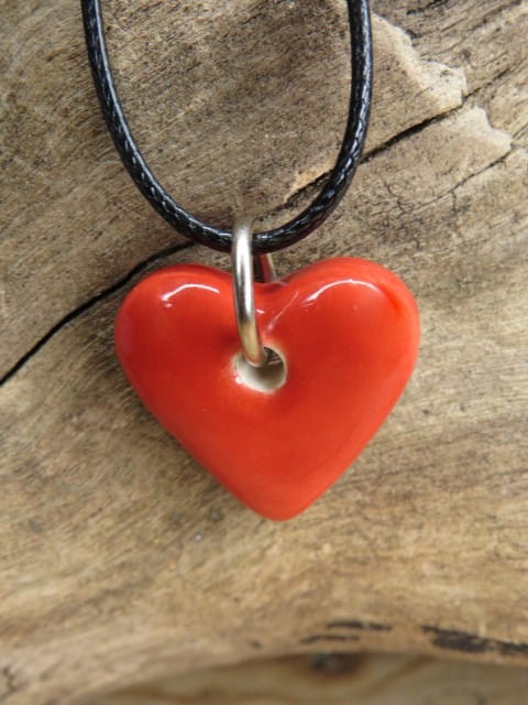 Ceramiczny wisior – małe czerwone serduszko