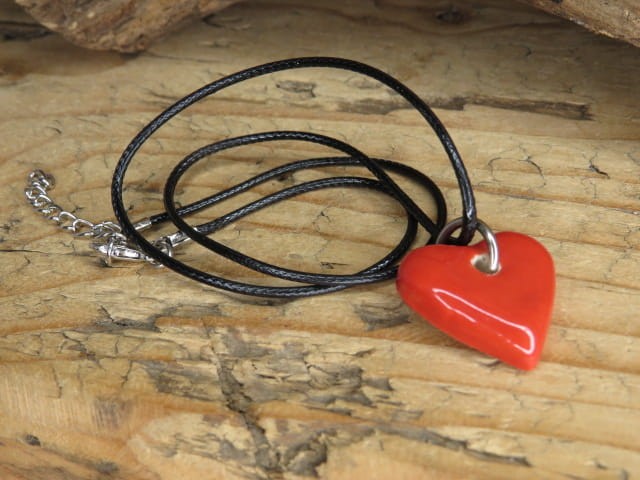 Ceramiczny wisior – małe czerwone serduszko