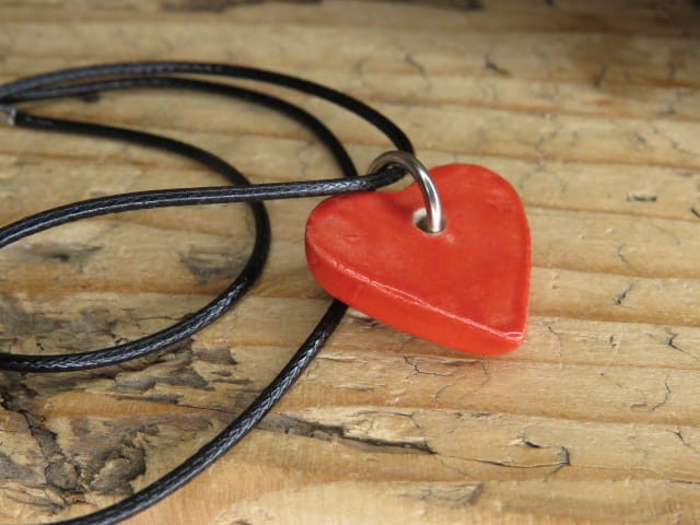 Ceramiczny wisior – małe czerwone serduszko