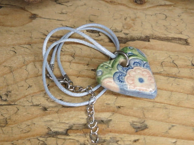 Ceramiczny wisior – pastelowe serduszko z kwiatkiem