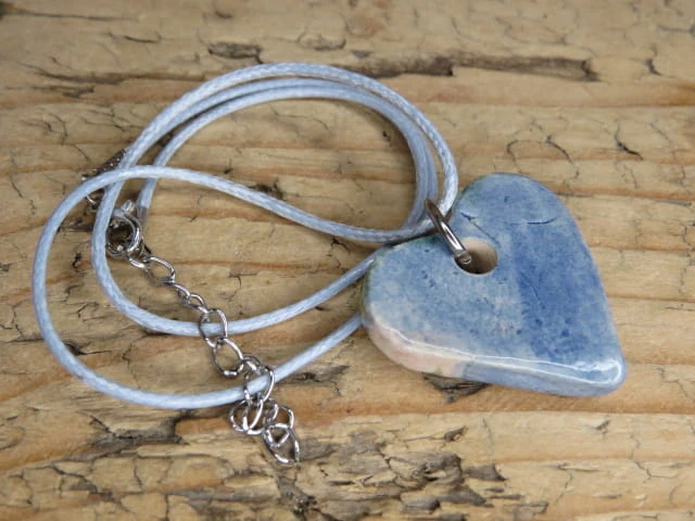 Ceramiczny wisior – pastelowe serduszko z kwiatkiem