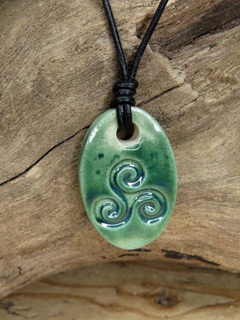 Ceramiczny wisior Triskelion – zielone szkliwo - rękodzieło