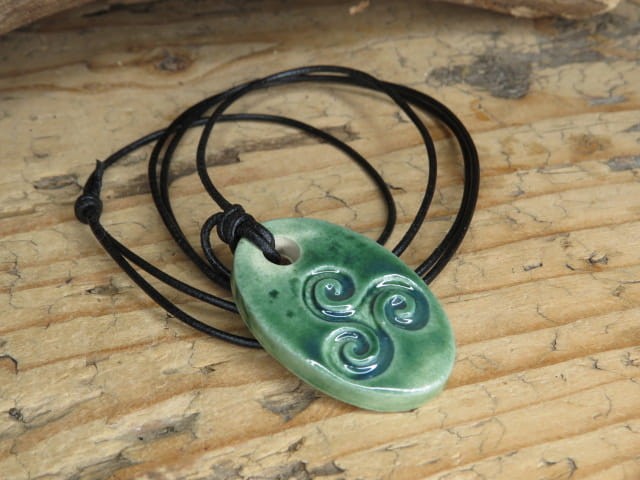 Ceramiczny wisior Triskelion – zielone szkliwo - rękodzieło