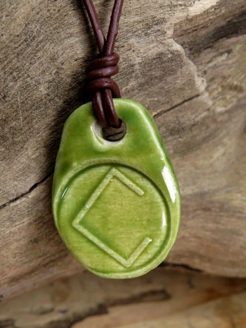 Ceramiczny wisior Dziewanna – symbol natury, wolności i kobiecej energii