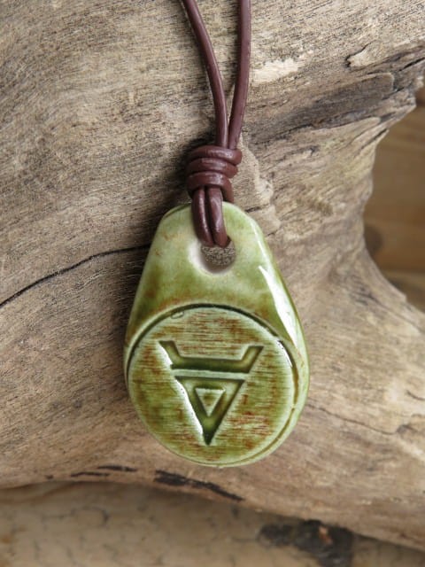 Wisiorek z symbolem Welesa – talizman mocy, ochrony i kontaktu z przodkami