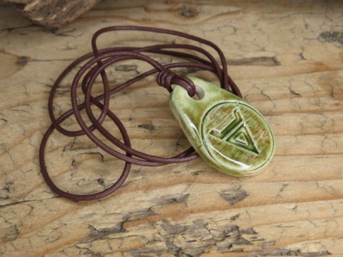 Wisiorek z symbolem Welesa – talizman mocy, ochrony i kontaktu z przodkami