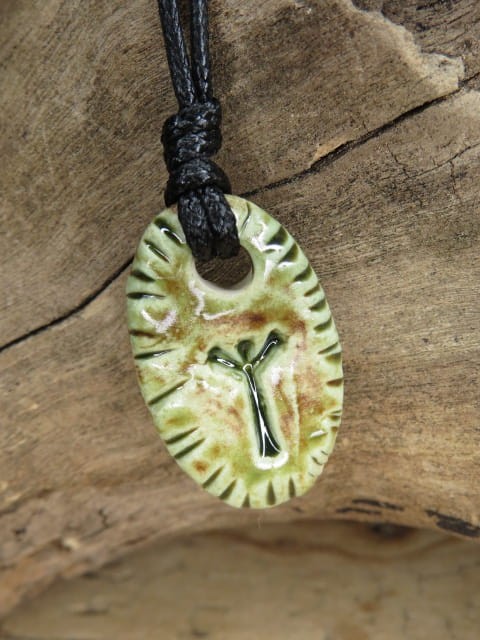 Runa Algiz - wisior z ceramiki - amulet ochronny