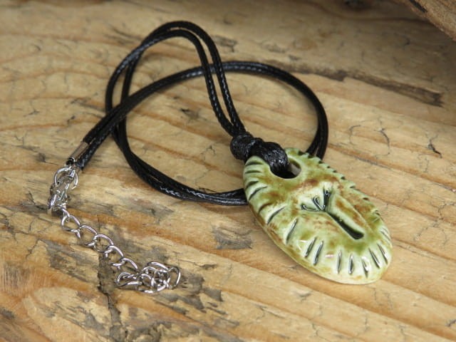 Runa Algiz - wisior z ceramiki - amulet ochronny