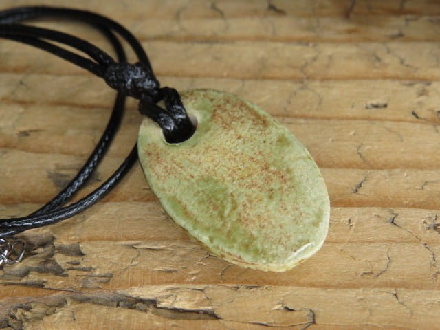 Runa Algiz - wisior z ceramiki - amulet ochronny