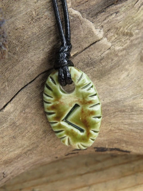 Runa Kaunan - wisior z ceramiki - ogień poznania i wewnętrzne światło