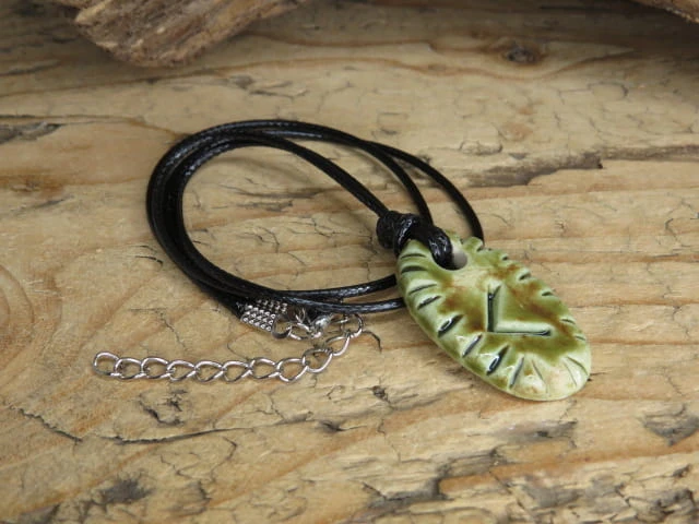 Runa Kaunan - wisior z ceramiki - ogień poznania i wewnętrzne światło