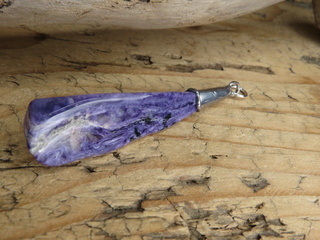 Duży wisior z naturalnego czaroitu w miedziano-cynowej oprawie.