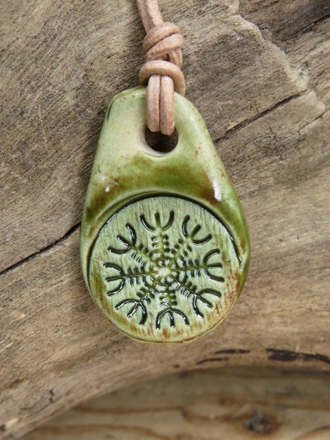 Aegishjalmur -Tarcza Algizowa - wisior z ceramiki - amulet ochronny
