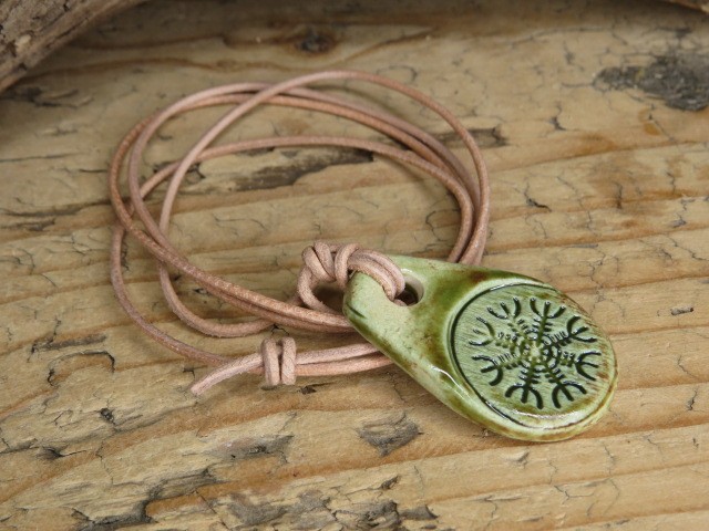 Aegishjalmur -Tarcza Algizowa - wisior z ceramiki - amulet ochronny