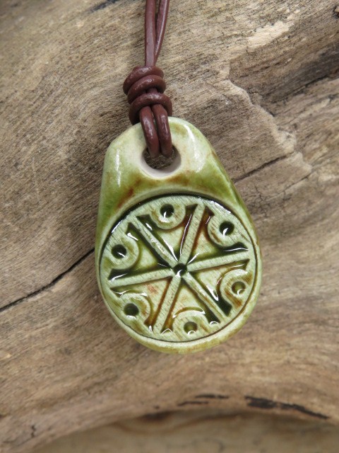 Symbol Peruna - ceramiczny wisior słowiański