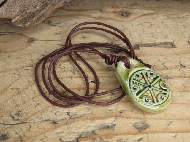 Symbol Peruna - ceramiczny wisior słowiański