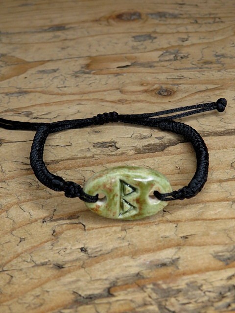 Bransoletka Runa Berkano – energia kobiecości i odrodzenia – ceramika i makrama