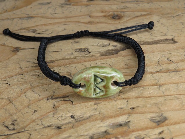 Bransoletka Runa Berkano – energia kobiecości i odrodzenia – ceramika i makrama