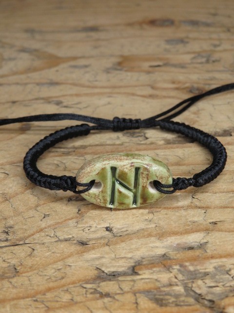 Bransoletka runa Hagal – ochrona i transformacja – ceramika i makrama