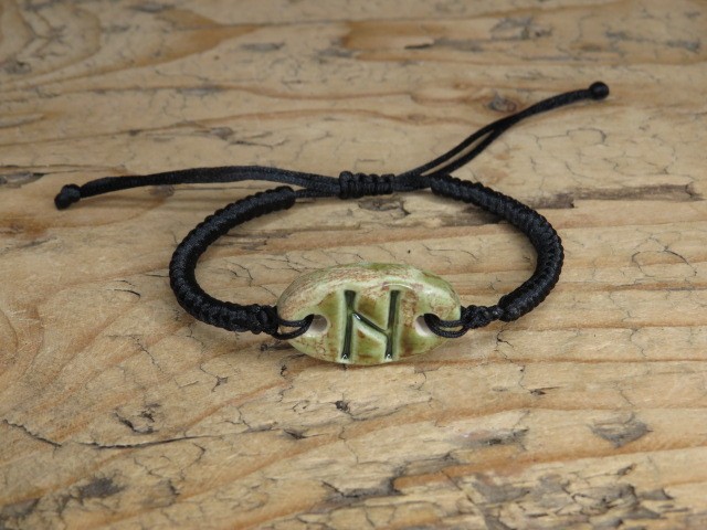 Bransoletka runa Hagal – ochrona i transformacja – ceramika i makrama