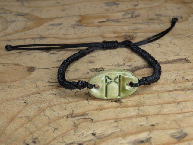 Bransoletka Runa Mannaz – współpraca, harmonia i rozwój osobisty – ceramika i makrama