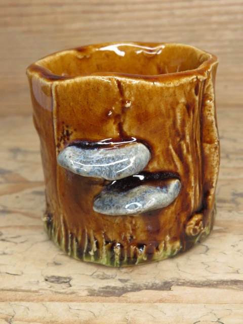 Kubeczek leśny / piórnik – pień drzewa z hubami, ceramika