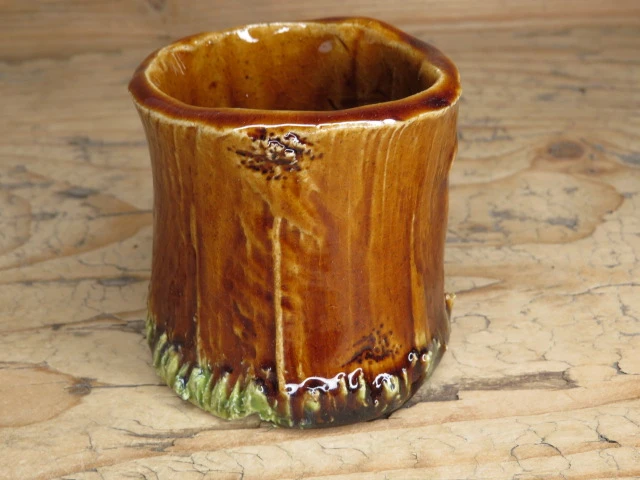 Kubeczek leśny / piórnik – pień drzewa z hubami, ceramika