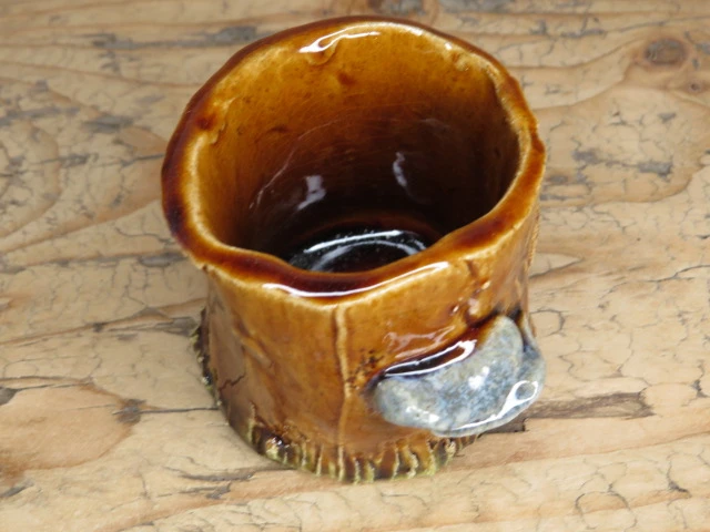 Kubeczek leśny / piórnik – pień drzewa z hubami, ceramika