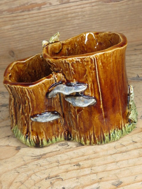 Artystyczny przybornik leśny – pień drzewa z hubami i muchomorkami, 2 przegródki - ceramika