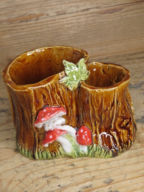 Artystyczny przybornik leśny – pień drzewa z hubami i muchomorkami, 2 przegródki - ceramika