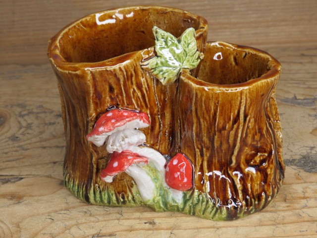 Artystyczny przybornik leśny – pień drzewa z hubami i muchomorkami, 2 przegródki - ceramika