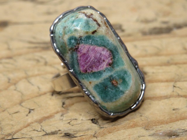 Pierścionek z rubinów w fuchsycie – energia miłości i odwagi | Ręcznie robiony