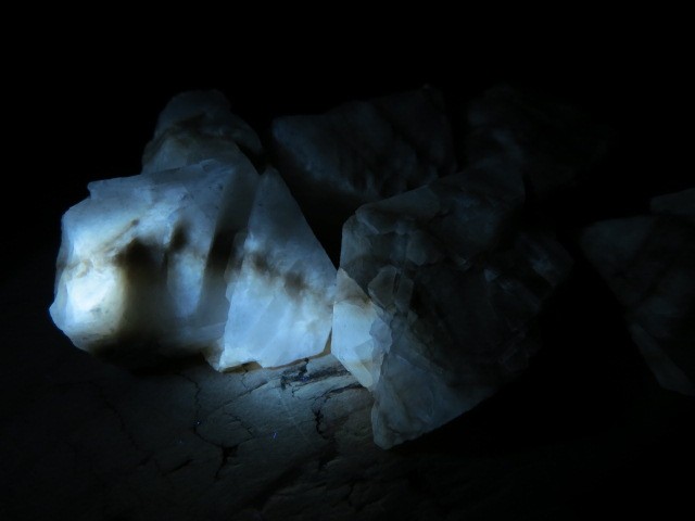 Kalcyt zebra – Polska | Minerał fluorescencyjny UV