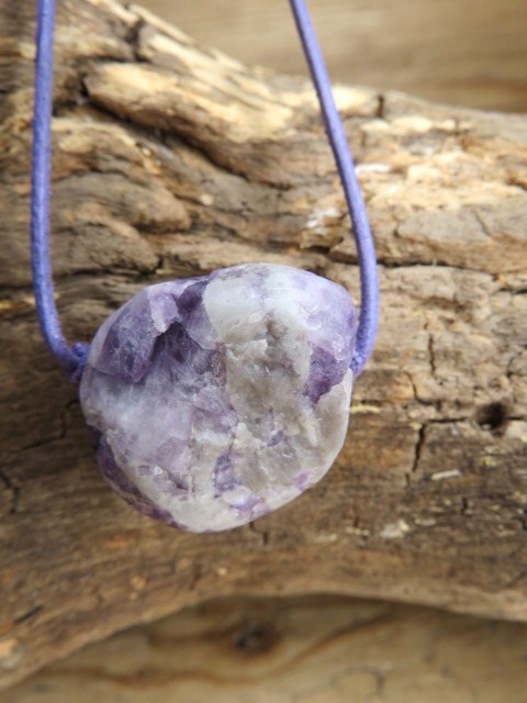 fluoryt - talizman na rzemieniu