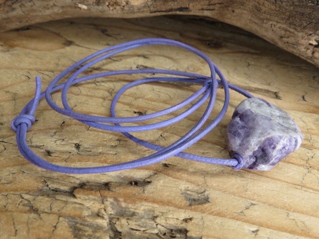 fluoryt - talizman na rzemieniu