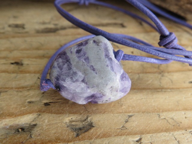 fluoryt - talizman na rzemieniu