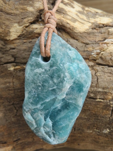 amazonit - talizman młodości na rzemieniu