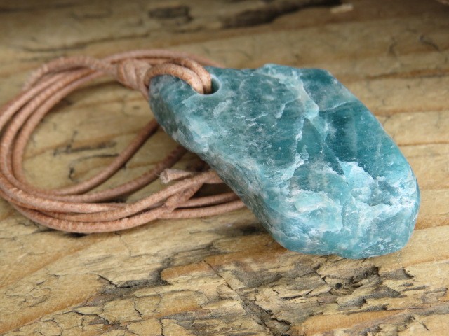 amazonit - talizman młodości na rzemieniu