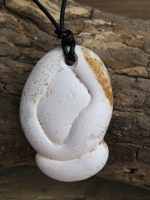 menilit - amulet ochronny na rzemieniu