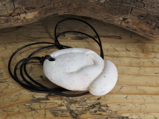 menilit - amulet ochronny na rzemieniu