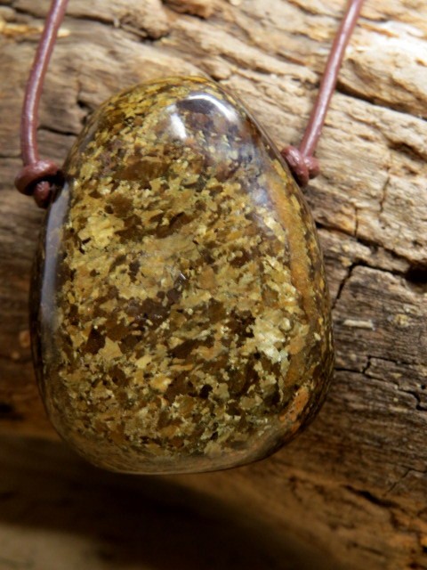 bronzyt wisior - talizman na rzemieniu