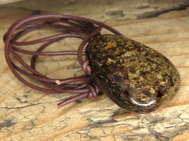 bronzyt wisior - talizman na rzemieniu