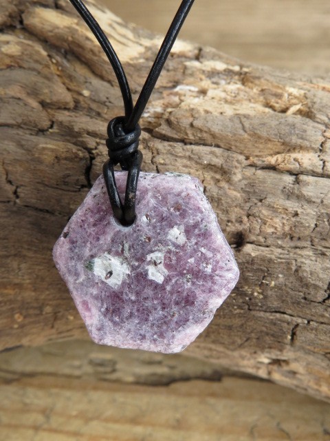 rubin * amulet na rzemieniu