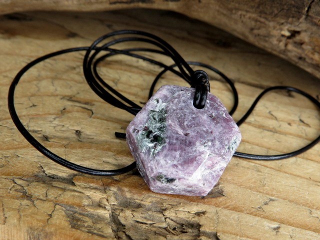 rubin * amulet na rzemieniu