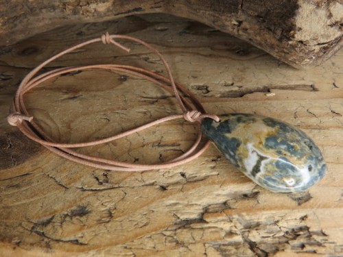 jaspis orbikularny - wisior na rzemieniu | Kamień naturalny