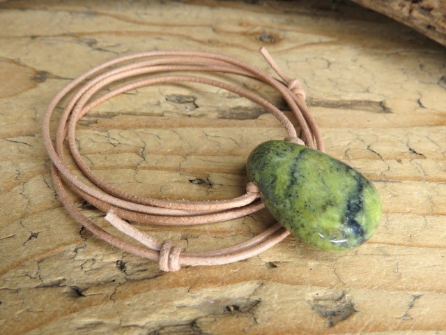 serpentyn - KAMIEŃ ENERGII WĘŻA * talizman na rzemieniu