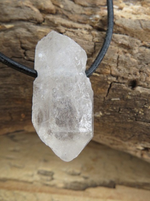 kryształ górski * amulet na rzemieniu