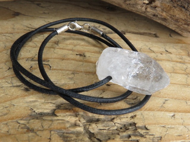 kryształ górski * amulet na rzemieniu